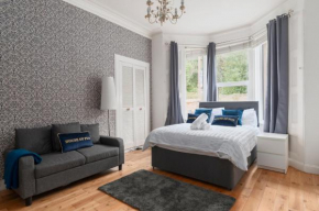 3 bed bungalow, sleeps 6, free parking with garden